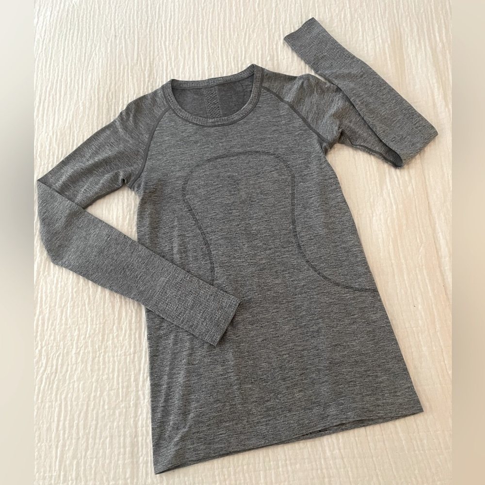 EUC Lululemon long sleeve swiftly tech in light grey with subtle sparkle. Size 8